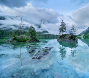 Am Hintersee, tief hängende Wolken verhüllen die Berge, Nationalpark Berchtesgaden, Bayern, Deutschland Am Hintersee, tief hängende Wolken verhüllen die Berge, Nationalpark Berchtesgaden, Bayern, Deutschland